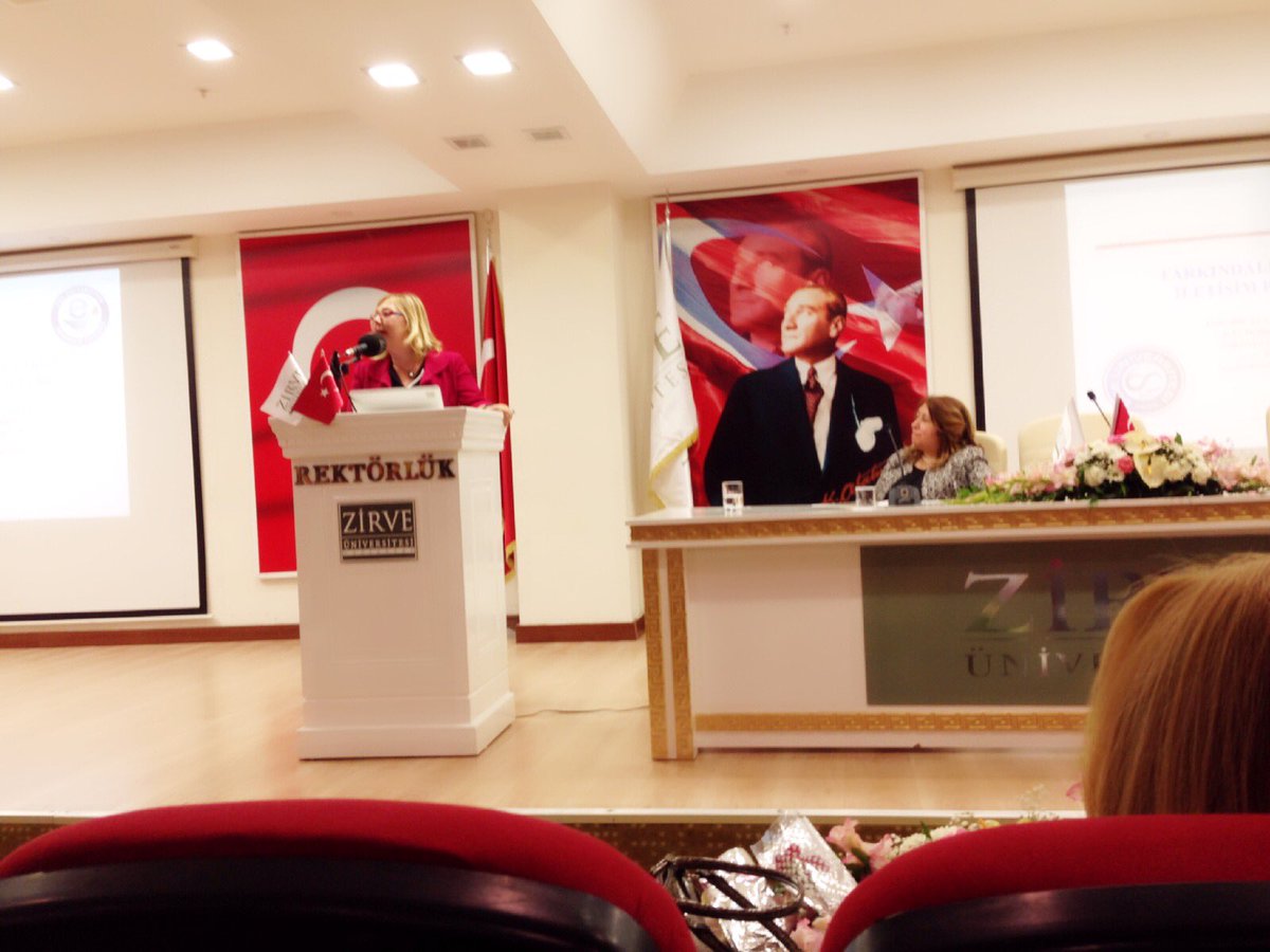 Ege üniversitesi den Doç.Dr Şeyda Dülgerler hocamız iletişim farkındalığı üzerine konuşmasını yapıyor.m