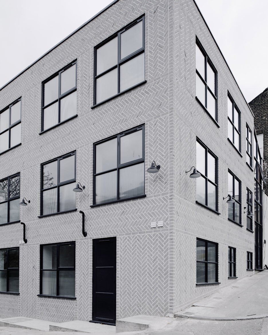 decofeed's tweet photo. Love the grey #herringbone brick on this apartment block in #NewCross, London: https://t.co/T4J10Uwx3o #architecture https://t.co/LcAWL3VXfz