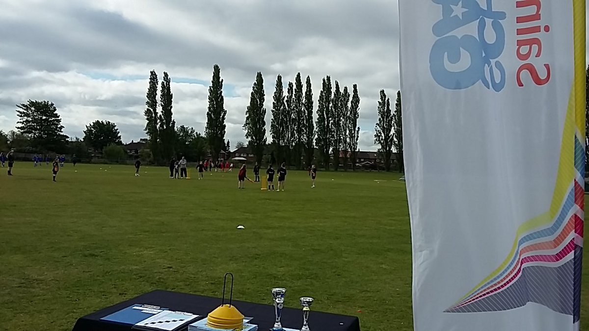 Widnes Primary Girls Kwik Cricket underway <a href="/moorfieldcc/">Moorfield CC</a> Good luck all 12 teams playing 👍