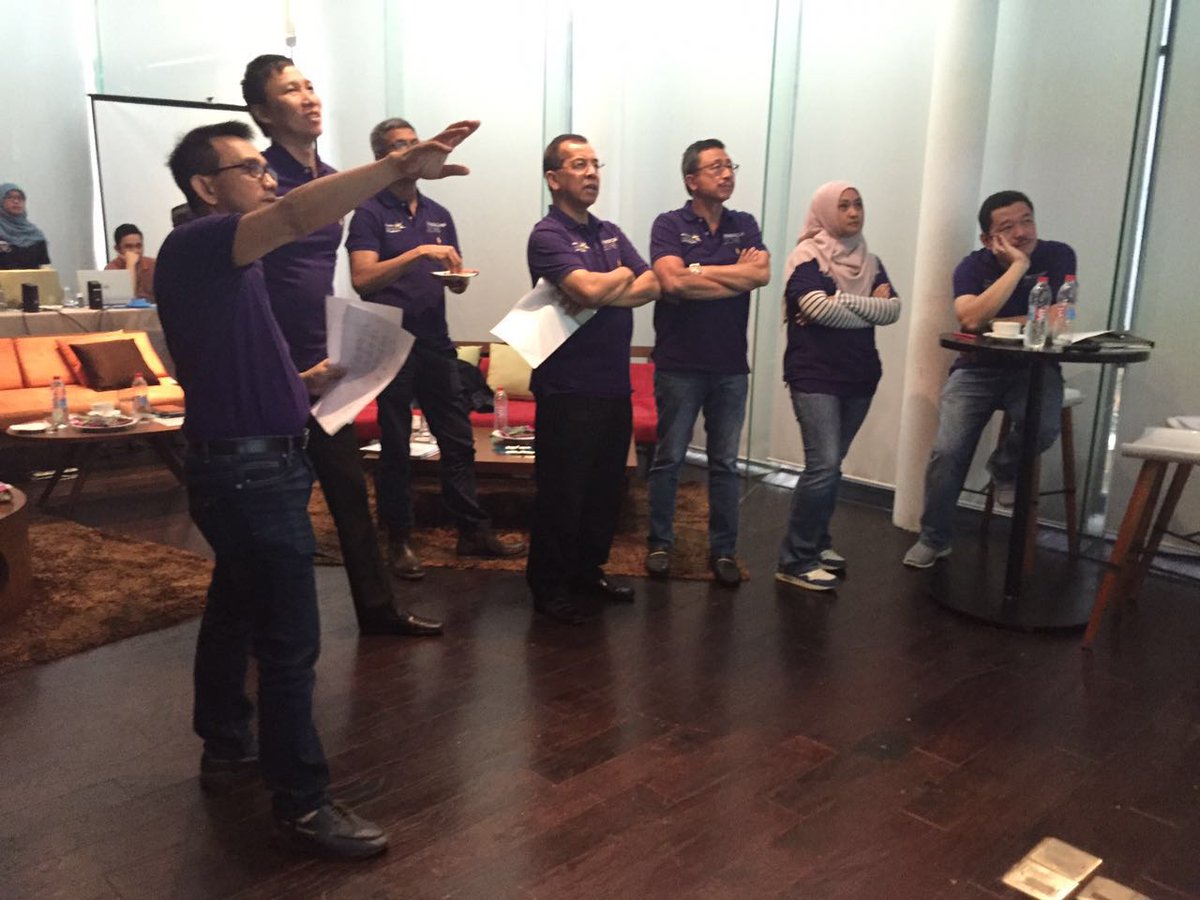 innocamp_id's tweet photo. Penentuan 7 finalis #innocamp2016 sangat pelik loh bisa dilihat dari eksprsi para juri dan panitia berikut ini https://t.co/g40z5OOQeF