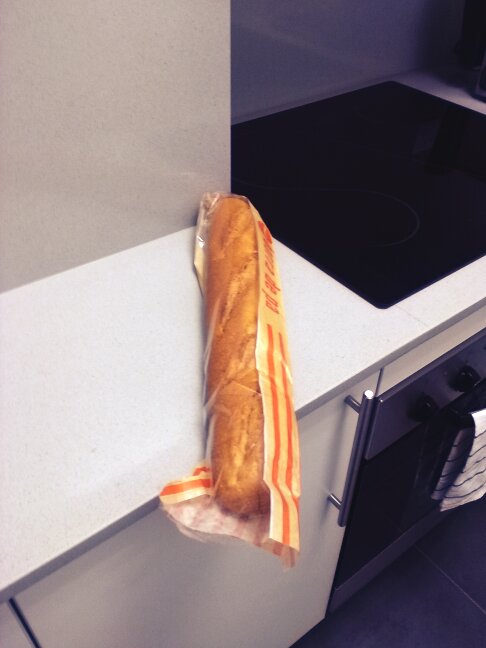 srtriline's tweet image. Hace días compre este pan. Ahora está tan duro que si estuviera clavado en una piedra podría gobernar Inglaterra