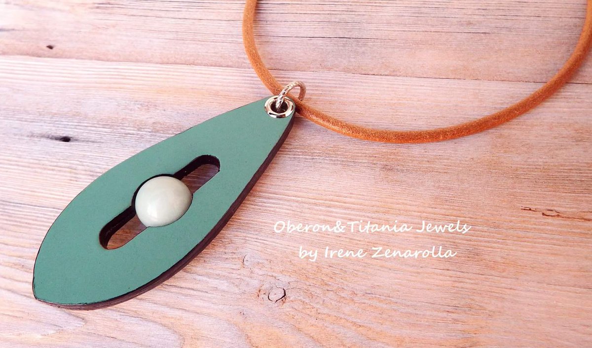 Pendente TITANIA
In cuoio tinta verde amazzonia e radice di Crisoprasio
Oberon&amp;TitaniaJewels
m.facebook.com/Oberon-Titania…
