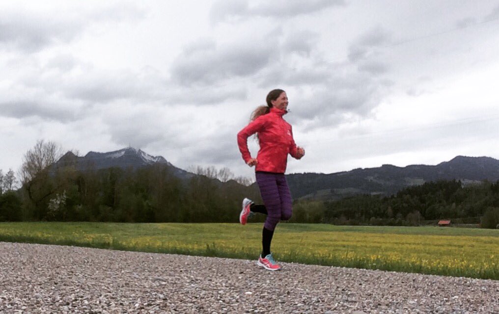 TalkaroundtheW's tweet photo. 13 km Tempowechsel mit meinen neuen Schätzen #Asics #DSTrainer21 und den Eisheiligen 👟❄️🏃🏻😂 im #Allgäu ❤️ https://t.co/7xnapD8CVv