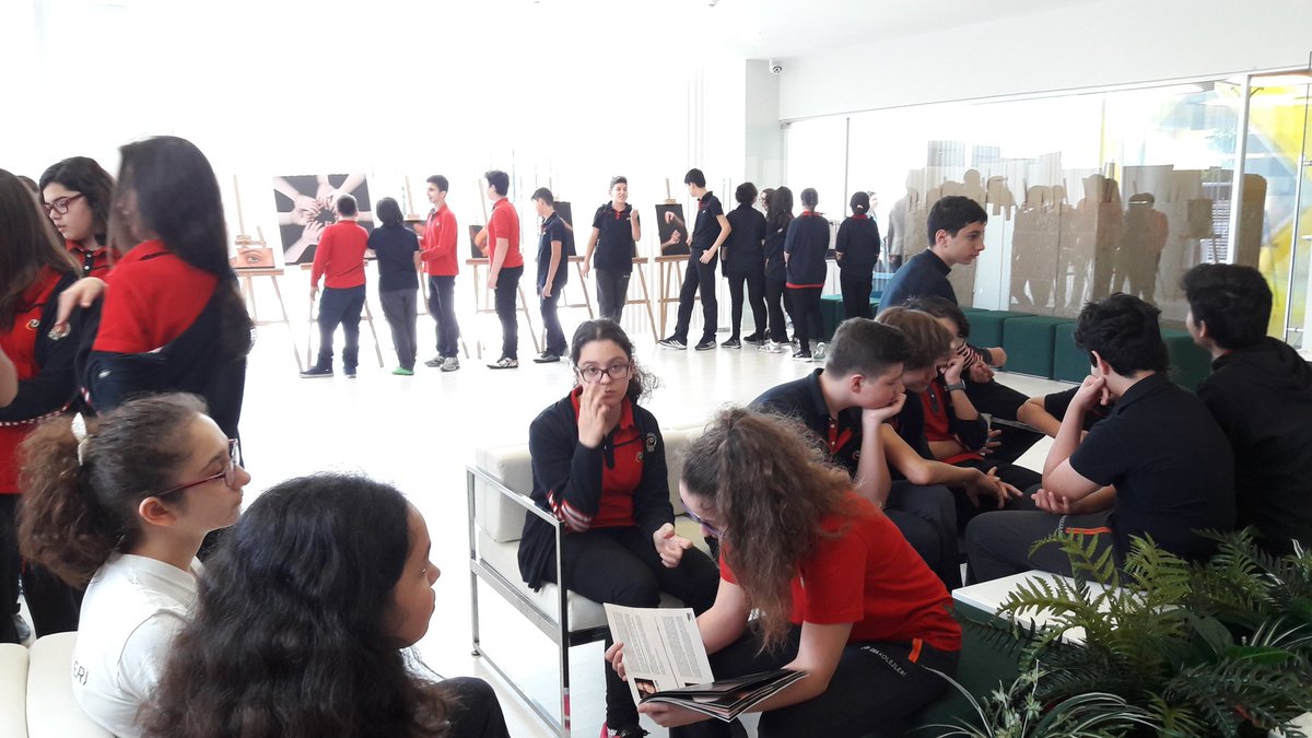 ERA Kolejleri öğrencileri sergiyi inceliyor <a href="/engelsizsanat/">Engelsiz Sanat</a>