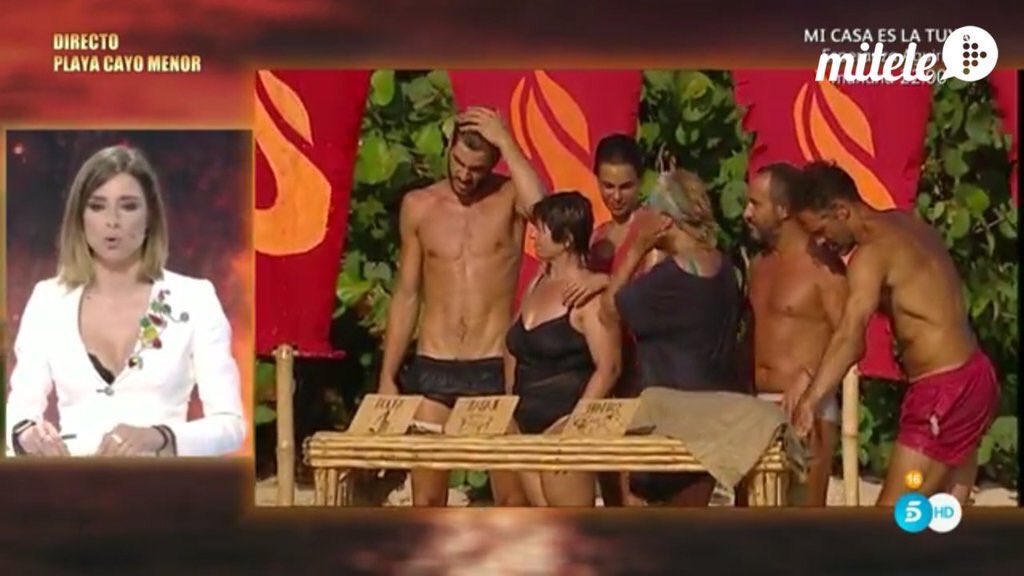 En la foto #CarlaBarber y el resto del EquipoFuego se prepara para realizar su PruebaDeRecompensa #supervivientes