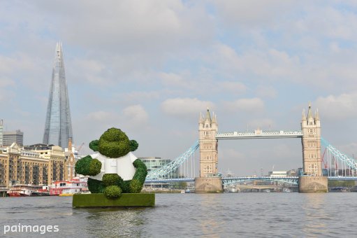 Alamy_Editorial's tweet image. Giant @PGtips monkey made of 110,486 fabricated green tea leaves? Yes please bit.ly/1YuQpxW #GreenTeaMonkey