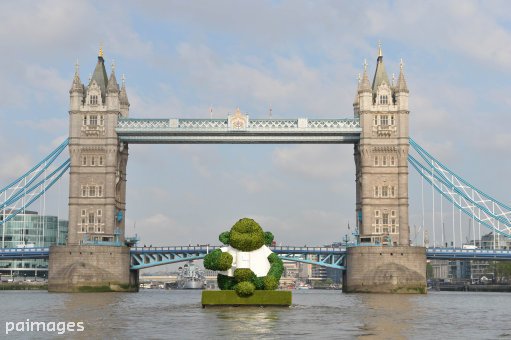 Alamy_Editorial's tweet image. Giant @PGtips monkey made of 110,486 fabricated green tea leaves? Yes please bit.ly/1YuQpxW #GreenTeaMonkey