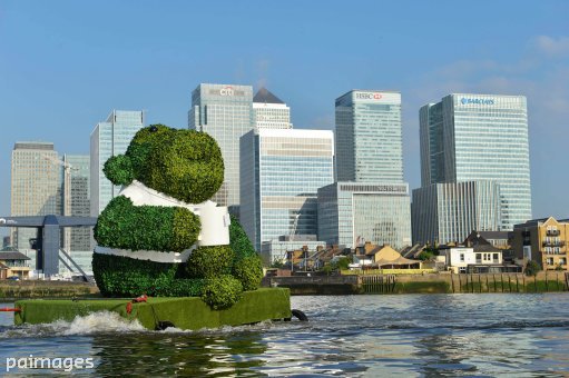 Alamy_Editorial's tweet image. Giant @PGtips monkey made of 110,486 fabricated green tea leaves? Yes please bit.ly/1YuQpxW #GreenTeaMonkey
