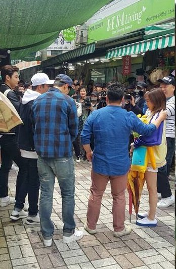 [PIC][16-05-2016]Sunny ghi hình cho chương trình "재래시장 살리자" của kênh JTBC tại Busan vào hôm nay Cikv7IoVEAAHK-x