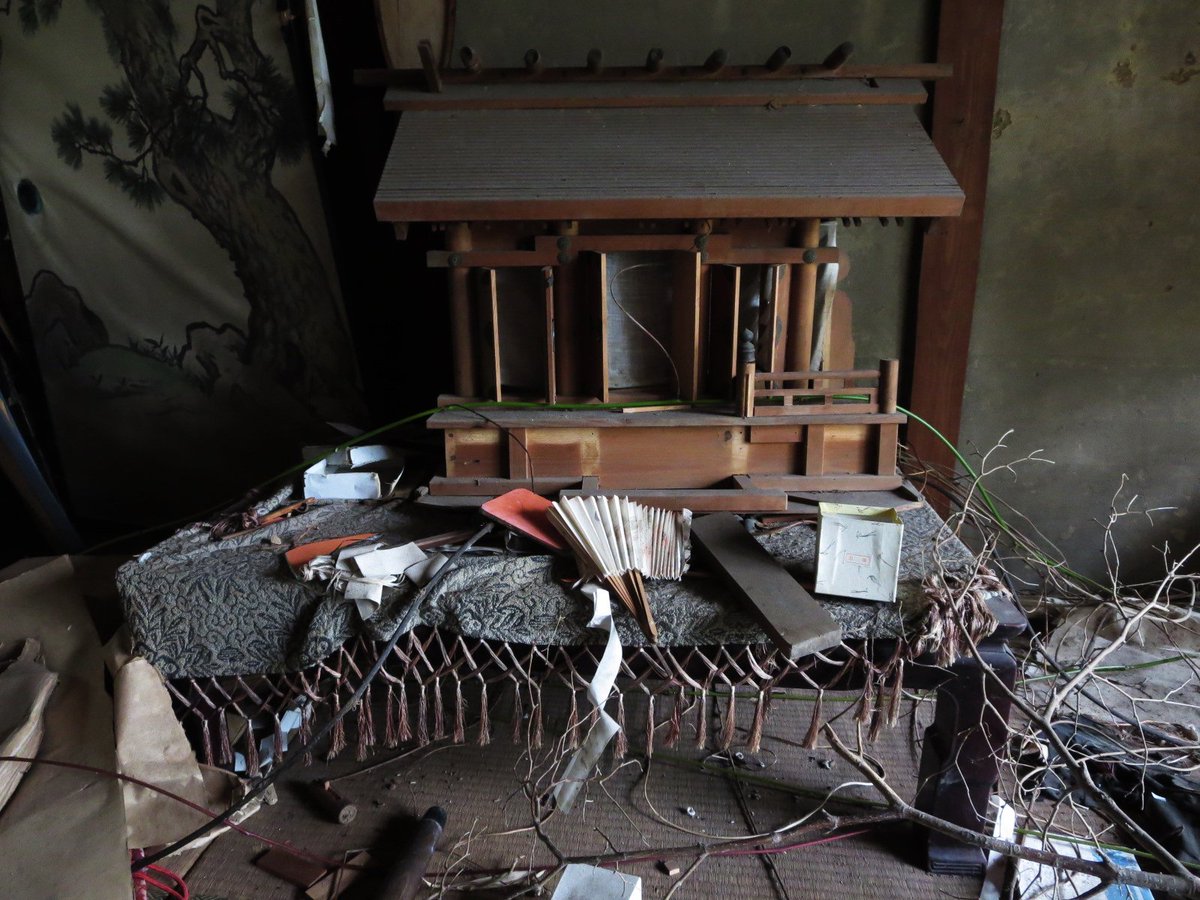 Syoyojurin On Twitter 岐阜の廃墟シリーズ 廃診療所と神社の間にある廃屋 一部では 神の住む家 と呼ばれている 残留物から 神職者が住んでいたのではないかと推測される 卓袱台の上に置かれた神棚