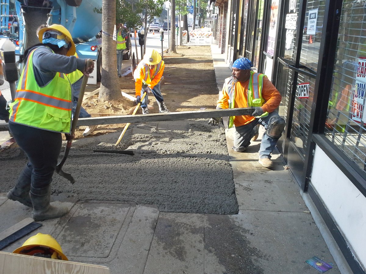 LAGreatStreets's tweet photo. Van Nuys Bl in the heart of Van Nuys will be safer &amp; more accessible thanks to @BSSLosAngeles #LAGreatStreets crew! https://t.co/K068ZDlSUD
