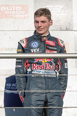 #RETWEET! Als je de prestatie van #MAXVERSTAPPEN waanzinnig vind! #FOLLOW ons en maak kans op een RED BULL SHIRT!