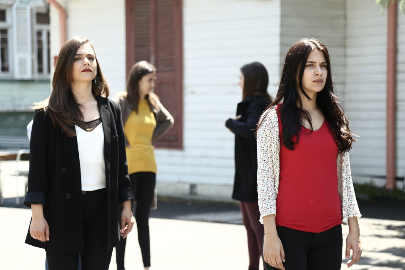 фериде обиженные цветы. обиженные цветы 66 серия. обиженные цветы кратко. киргин чичеклер сериал. киргин чичеклер.