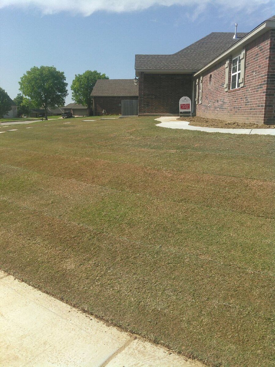 NativeTurfOK's tweet photo. The Sod Squad strikes again at The Highlands in Broken Arrow! #newgrass #newyard https://t.co/SFqOoQmqoX