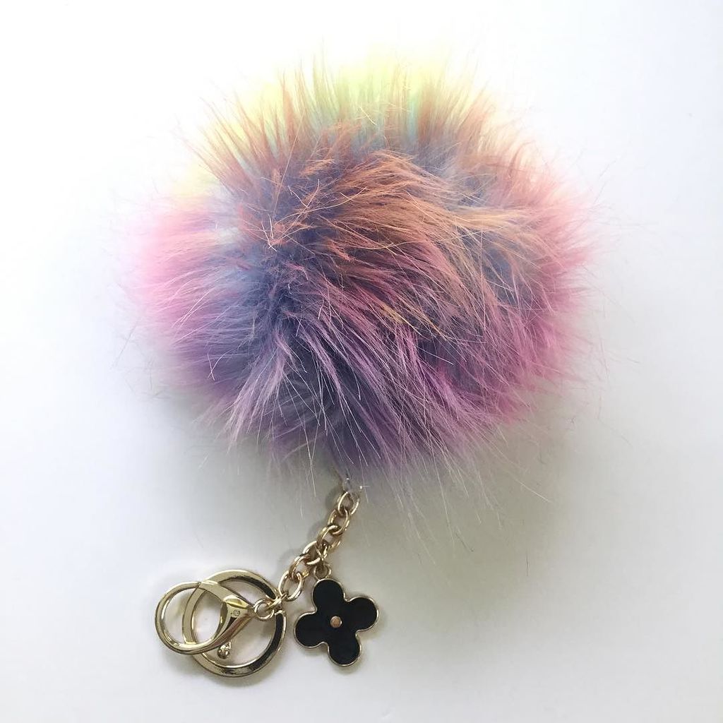 LC_BNB's tweet image. 🌈🌈🌈#fauxfur #pompomkeychain #puffball ift.tt/1ZXWlQv