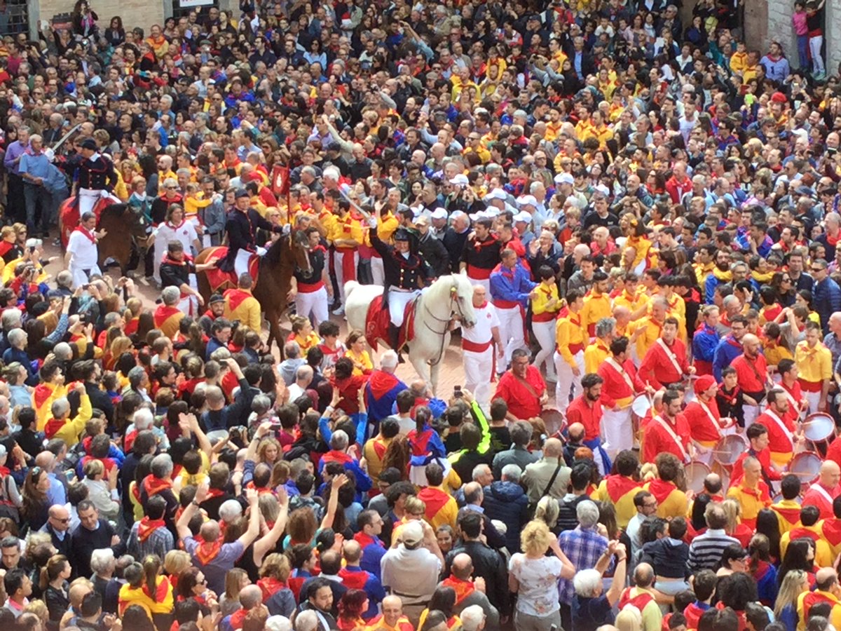 claudianegrett1's tweet photo. @Antoauto #gubbio #festadeiceri https://t.co/yHSMggfmY2