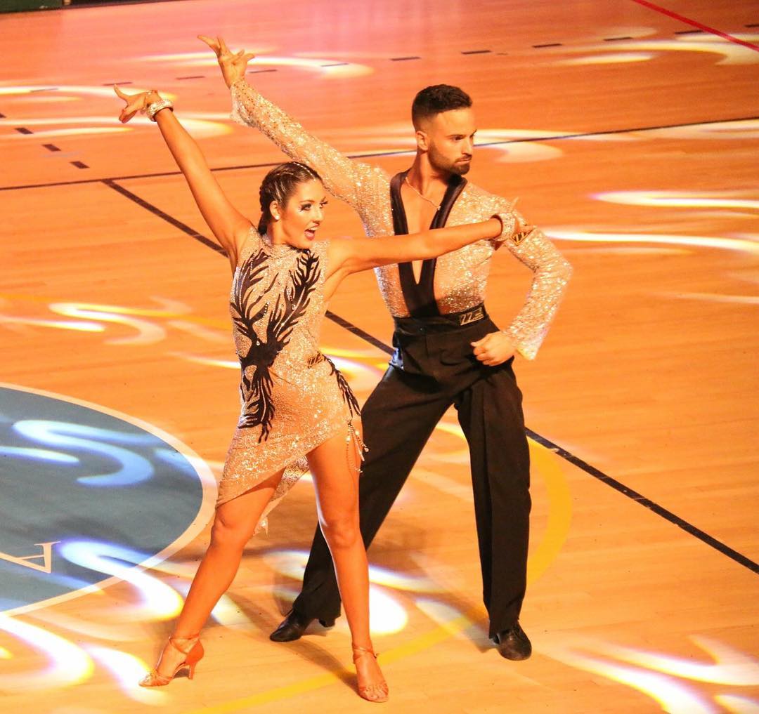 Ana_Cardosoooo's tweet photo. CHACHACHA! #dance #ballroom #apresentation #chachacha #zezadancecouture https://t.co/pJ5BHVWCMh