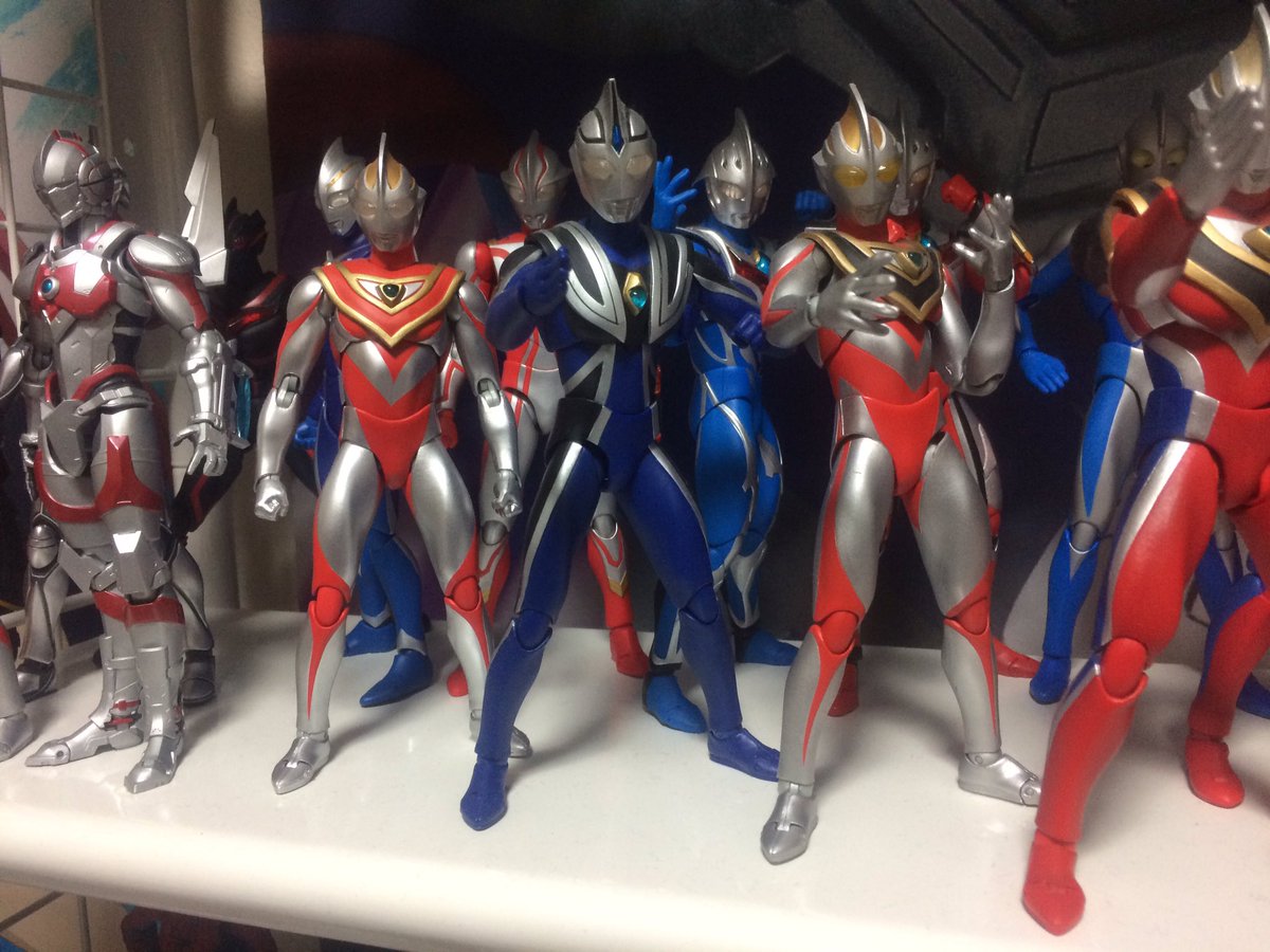 地震でフィギュアが落ちてくる これさえあれば微動だにしないぞ そのグッズが予想以上に凄かった Togetter