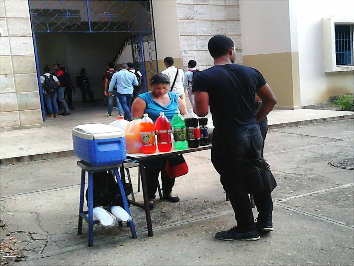 rayimbe's tweet photo. Vendedores ambulantes en la UASD https://t.co/CEtxz8S2vq