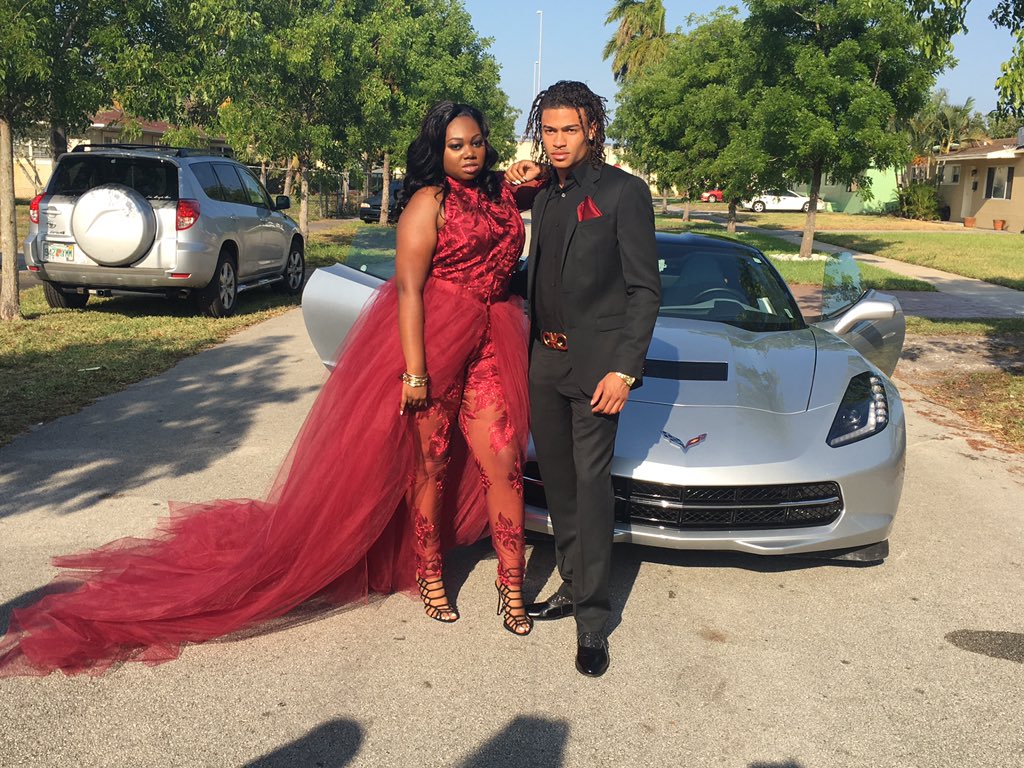 Davidgaza's tweet photo. There's Nothin Thicker Then BLOOD💉 #Miramarprom2k16 #AUNTYANDNEPHEW https://t.co/LRlY9GGpEx