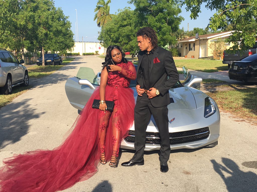 Davidgaza's tweet photo. There's Nothin Thicker Then BLOOD💉 #Miramarprom2k16 #AUNTYANDNEPHEW https://t.co/LRlY9GGpEx