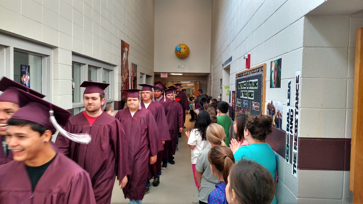 swainprincipal's tweet photo. Senior Walk @East Elementary. #maroonstrong #postitpositive https://t.co/YFdhVR0wW0