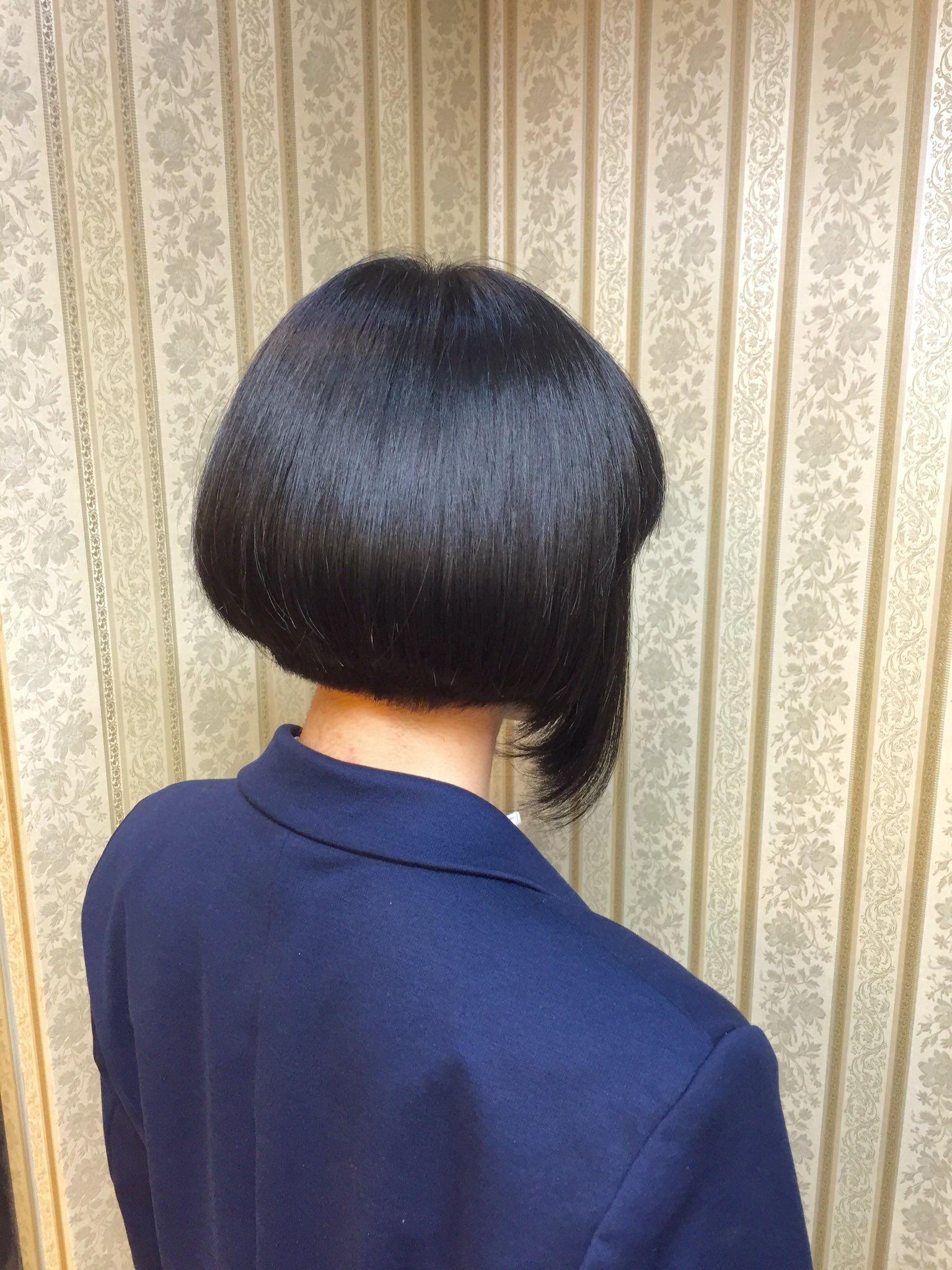 シャンテグラム ヘアスタイル紹介 変形前下がりボブ ヘアードネーションされるとのことで 美しいロングヘアーをばっさりと切らせていただきましたm M 元々姫カットだった部分を活かした個性的な前下がりスタイルです T Co Iowrw62cyy
