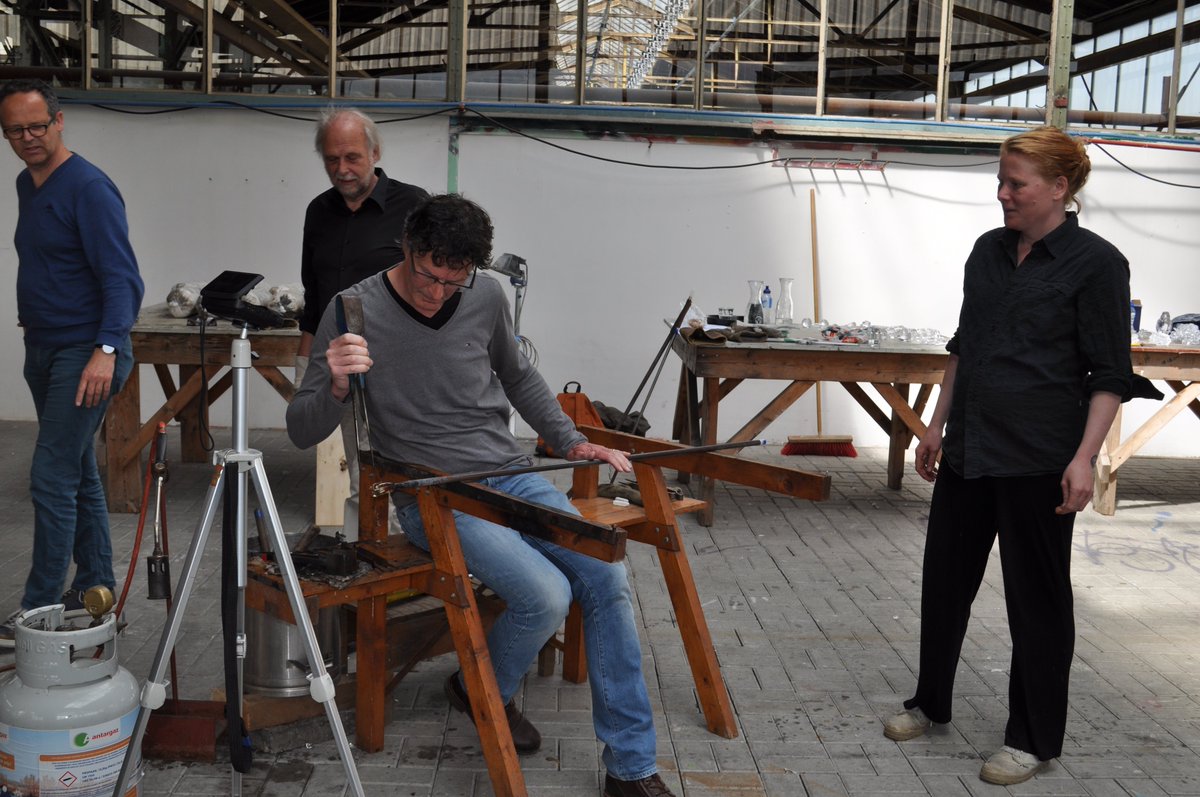 modernglas's tweet photo. Workshop glasblazen bij DordtYart georganiseerd door @VvModernGlas #glasblazen #VVMG #DordtYart 15 mei 2016. https://t.co/iQiPOOF0na
