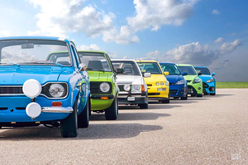 LOOKATMYFORD's tweet photo. Ford line up  https://t.co/FCszuGATEJ