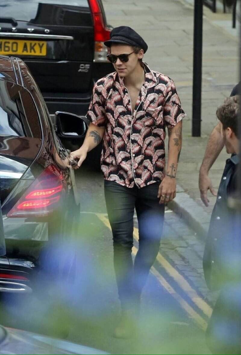 1Dpizzaa's tweet photo. UPDATE || Harry out and about recently
#harry #update #onedirection #1Dupdates https://t.co/LozztMhsgK