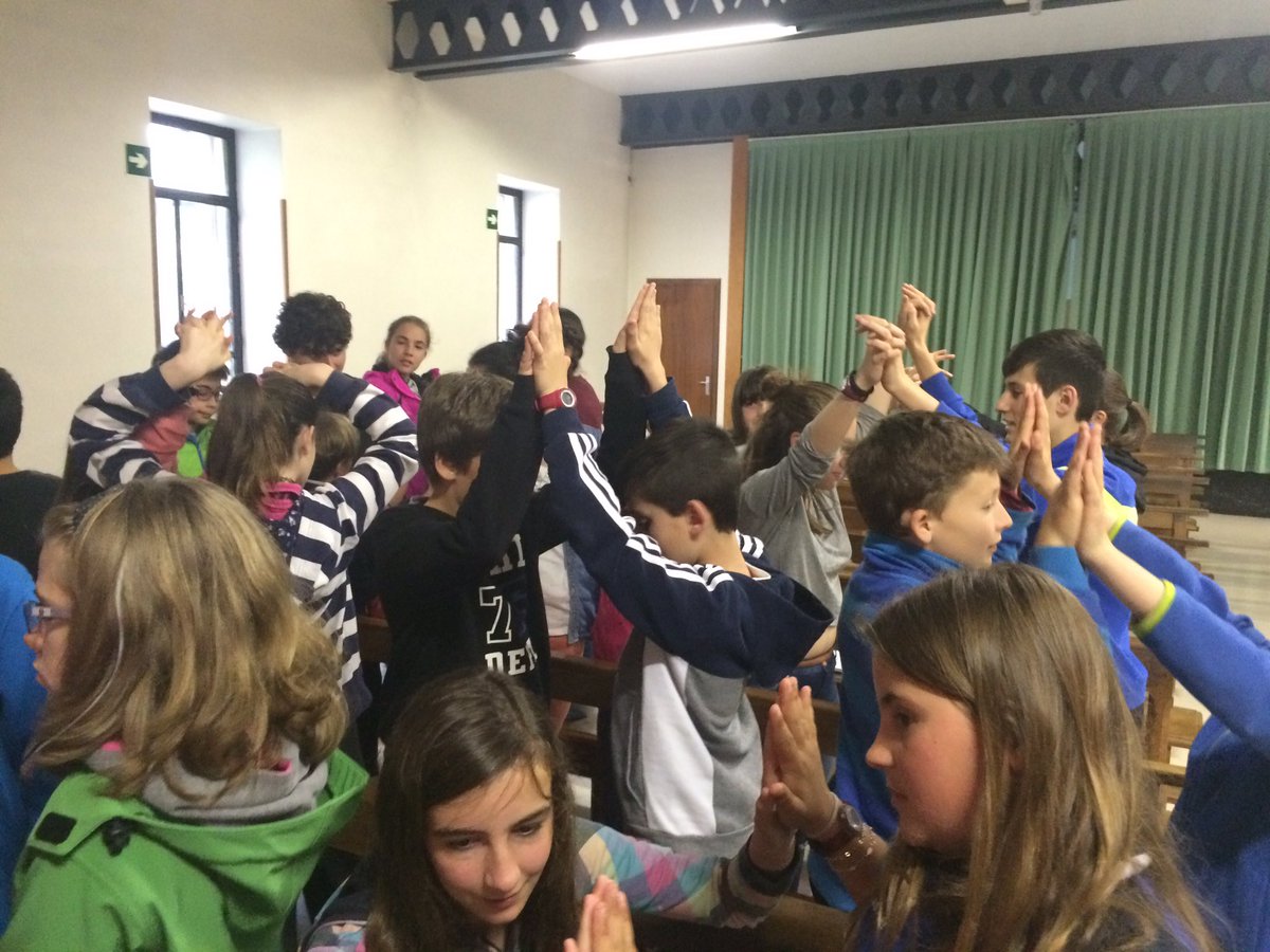 MAXIGJ's tweet photo. Niños y niñas @ACGevangelizar se unen al gesto #SeRefugio @DiocesisVitoria @laikoak https://t.co/l2FQ6lPFu7