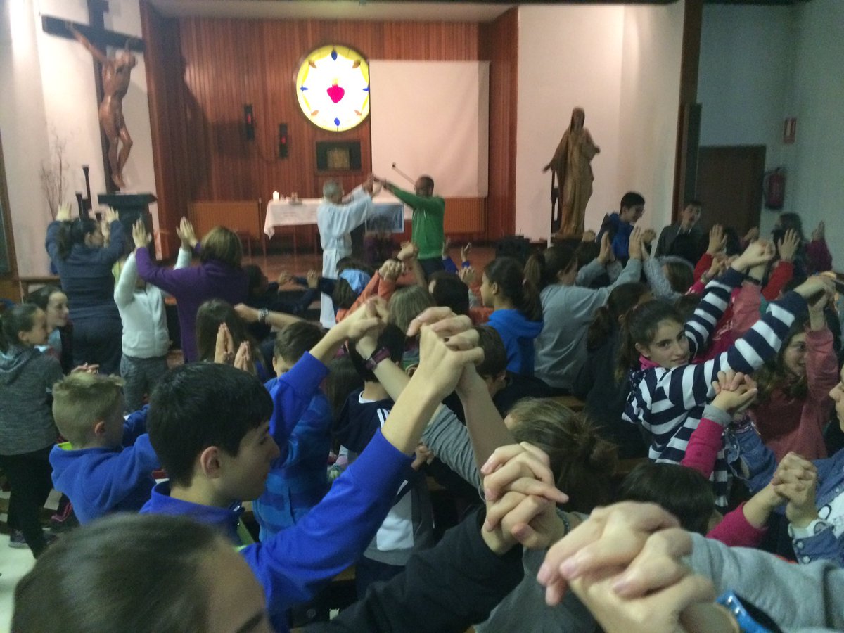MAXIGJ's tweet photo. Niños y niñas @ACGevangelizar se unen al gesto #SeRefugio @DiocesisVitoria @laikoak https://t.co/l2FQ6lPFu7