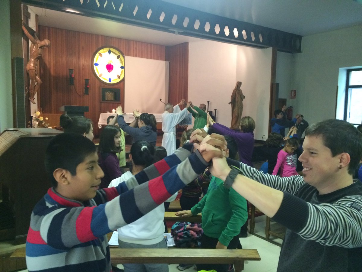 MAXIGJ's tweet photo. Niños y niñas @ACGevangelizar se unen al gesto #SeRefugio @DiocesisVitoria @laikoak https://t.co/l2FQ6lPFu7