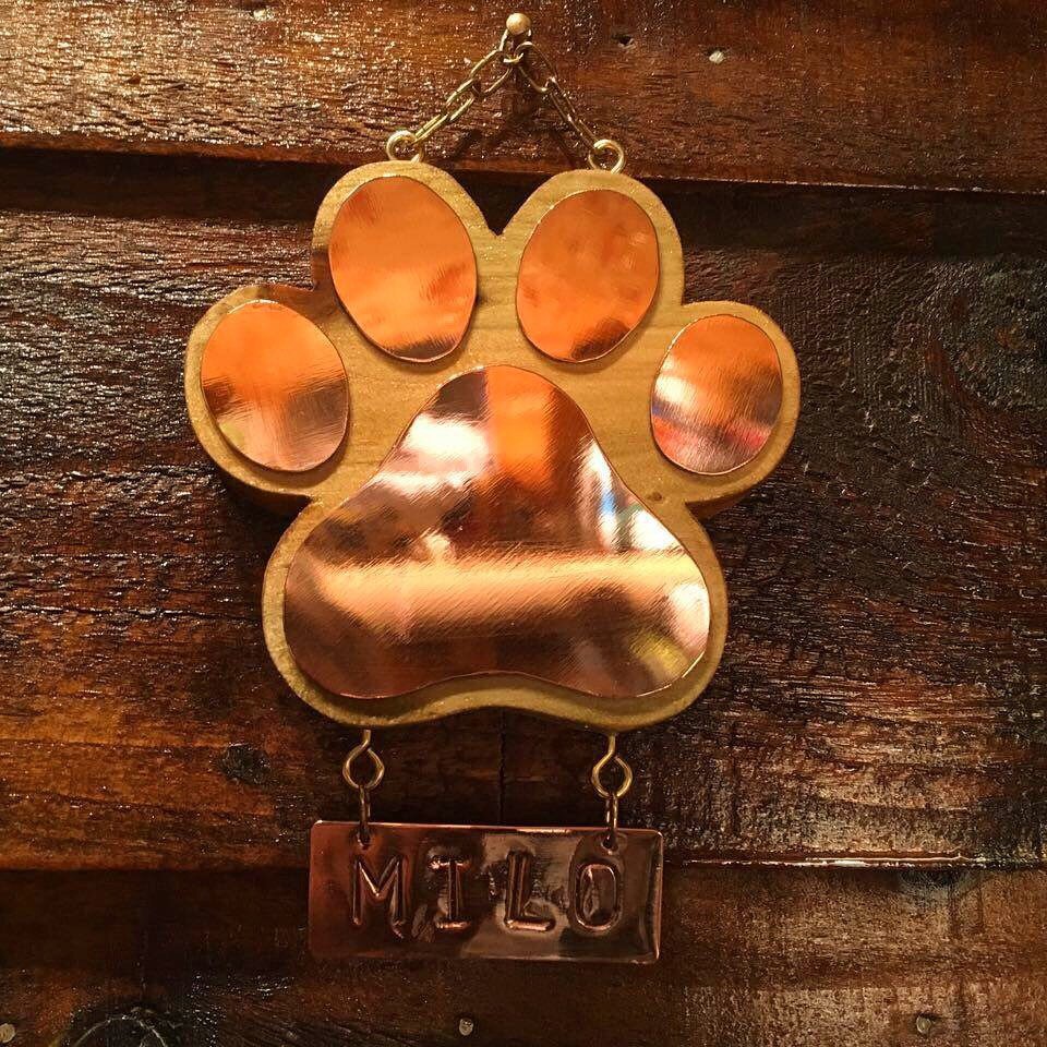 Copper_Paws's tweet photo. Memorial plaque, memory wood paw with nameplate for pet, name plaque indoor,… https://t.co/litKMAFuNF #Etsy #Redwood https://t.co/CxxzNvG987