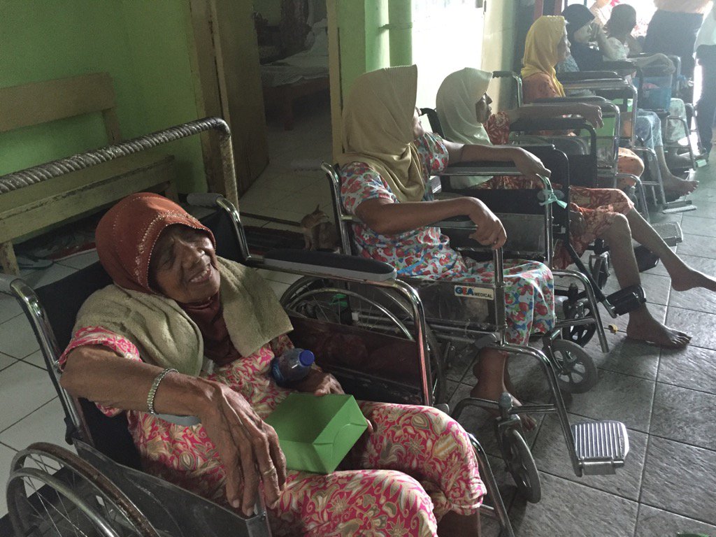 Hari ini kegiatan sy bersama TPG ( tanpa perantara grup ) baksos di panti jompo empang bogor,,,