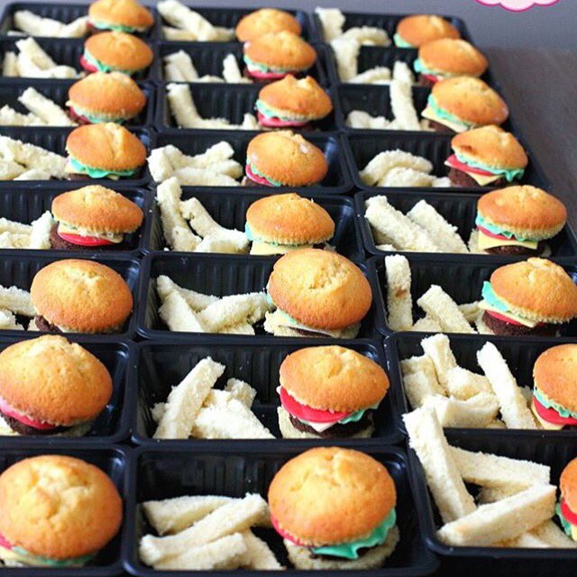 Geweldige #cupcake traktaties van @maaikestaart_sneek ! Erg origineel 👌🏽😀 #kinderfeestje