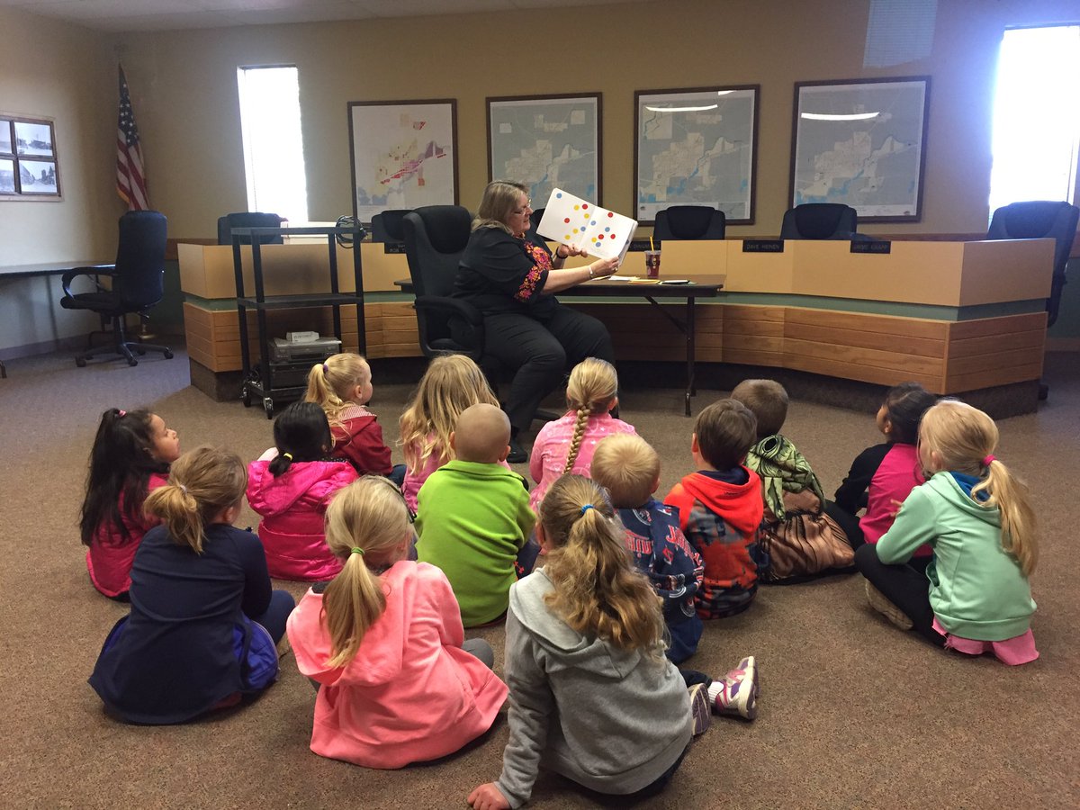 LinzkMrs's tweet image. Enjoying a story at the library!! @CSEROCORI #cse2028 #csestrong