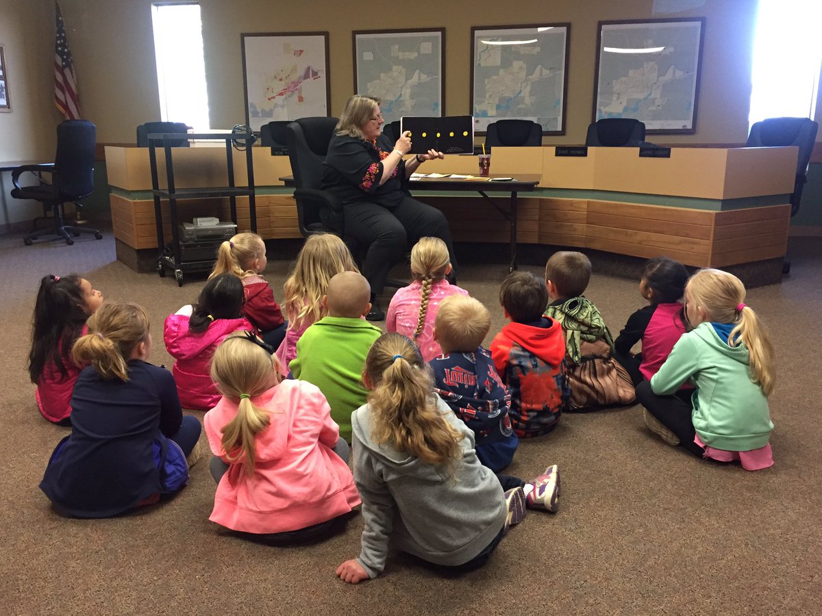 LinzkMrs's tweet image. Enjoying a story at the library!! @CSEROCORI #cse2028 #csestrong