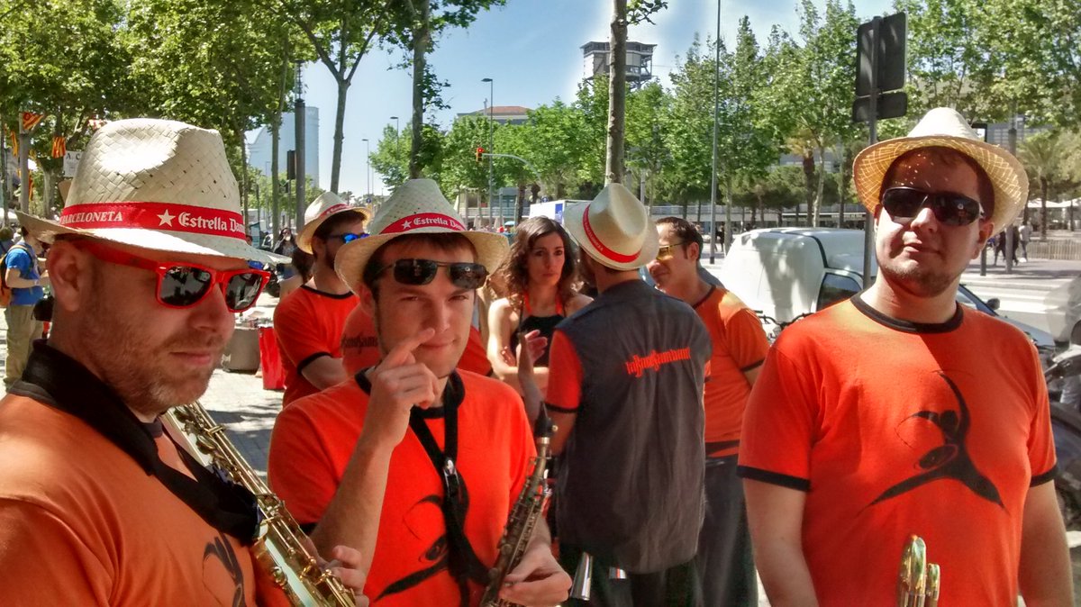 BandTheMarxa's tweet photo. Cors, cors, cors!!! Avui tots a la Barceloneta!!   Amb la magnífica @LaBandSambant !!! https://t.co/IcBtkhbS9t