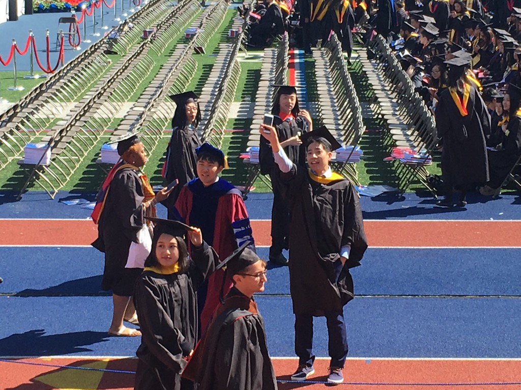 AnnieMcTV's tweet photo. This poor guy has been trying to get his Mom's attention for 20 min. Mom!!! Wave back! #UPenn2016 https://t.co/zm94JKIcxN