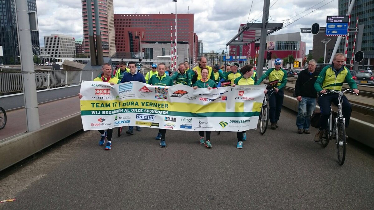 DuraVermeer's tweet photo. Ze zijn er bijna! @RoparunTeam17 #Erasmusbrug #Roparun #Rotterdam https://t.co/EVyFIaUYgg