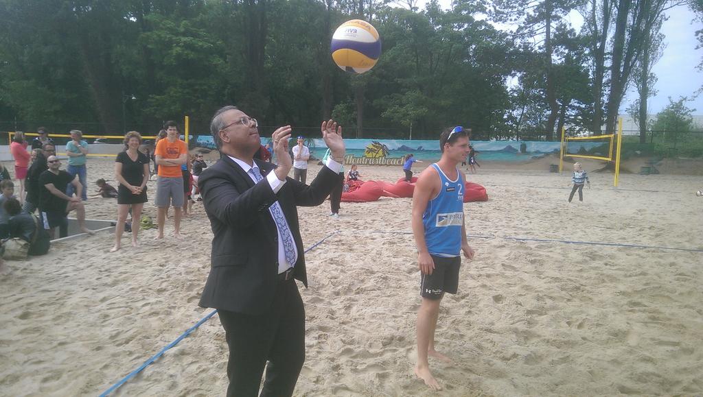 Wethouder @RSBaldewsingh opent de <a href="/NOHoutrust/">Never Out Houtrust </a> beachvolleybal courts in de Vogelwijk
