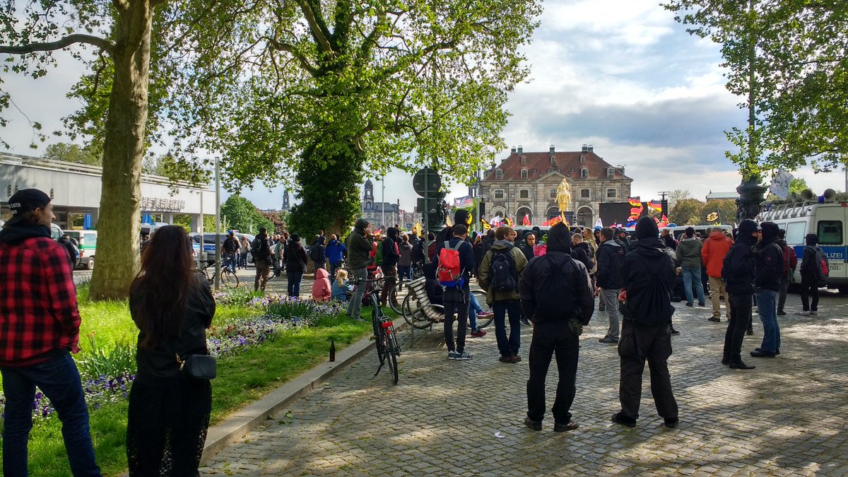 streetphotoSE's tweet photo. 1631 endlich wieder Internet. Bei Festung Europa wird noch immer geredet. Anhänger schon leicht gelangweilt #dd1605 https://t.co/FnoPwnTkkA