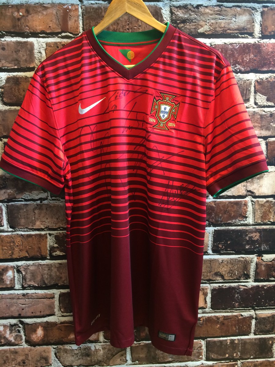 TournoiMRevello's tweet image. RT &amp;amp; follow @TournoiToulon pour gagner ce maillot Portugal signé par Carvalho &amp;amp; co !
tournoitoulon.com/news_detail_fe…