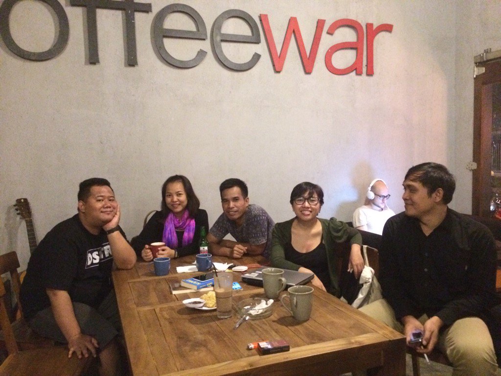 shandygasella's tweet photo. #ihatemondaybookclub bersama @mumualoha @ta2surya @k_amelina @arman_dhani dan @arlianbuana -- gue yg moto 😂 https://t.co/oJTrgNphT5