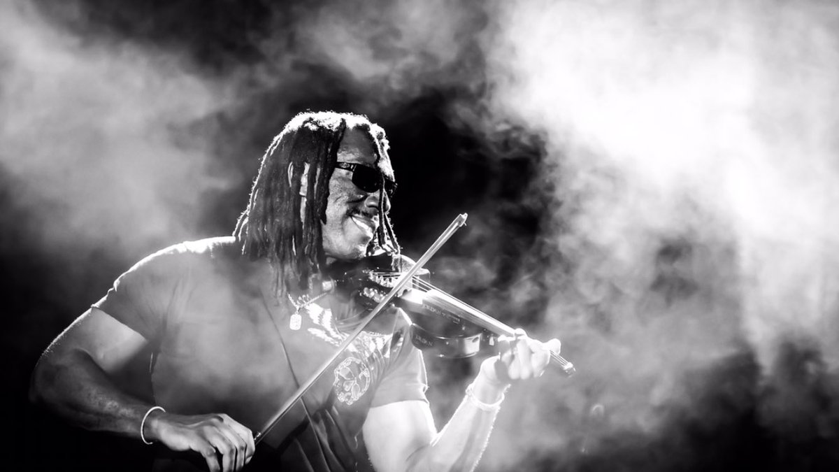 Happy Birthday <a href="/bt_dmb/">Boyd Tinsley</a> !!! 🎂🎻
Pic from Bonnaroo 2010 #boydtinsley #davematthewsband #dmb25 #narnia