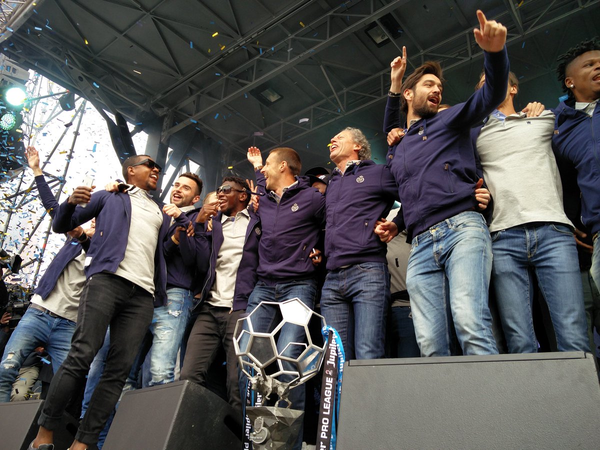 ClubBrugge's tweet photo. Hier zijn ze, jullie kampioenen! #ClubKampioen! https://t.co/SmZPO7pEHf