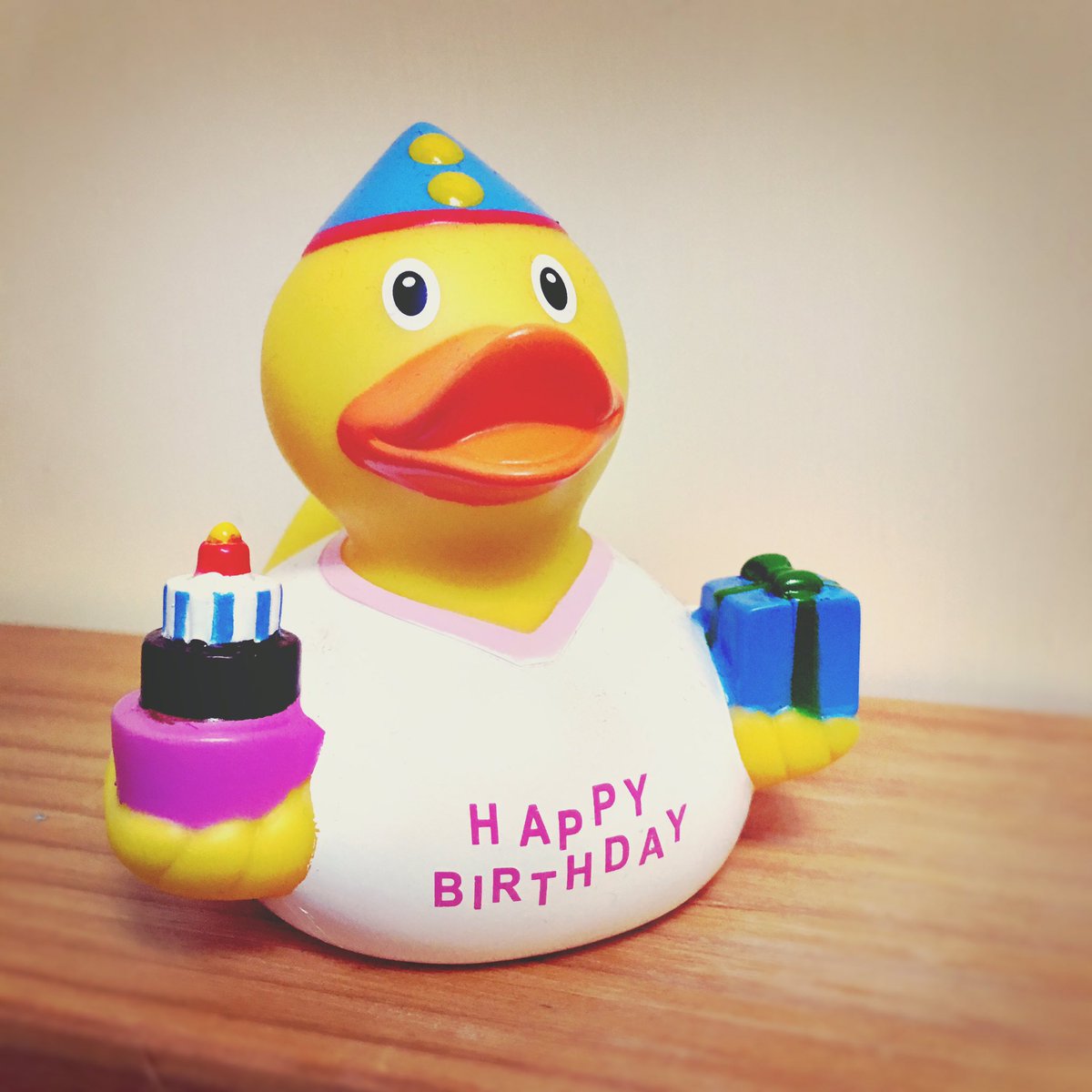 GiulyFreak's tweet photo. @ManuDolcenera Tanti auguri papera patatosa!!!!!😍🎉🍾😘🍷🎂 https://t.co/ioLK3q5PJi