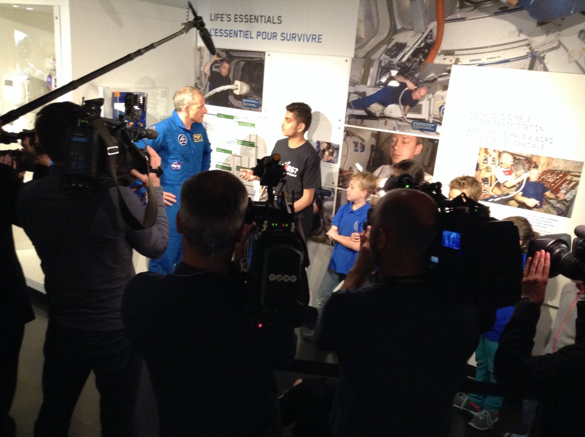 avspacemuseum's tweet photo. #sowhatscience participants talking about space research with @Astro_DavidS https://t.co/jTlk2WMTrB
