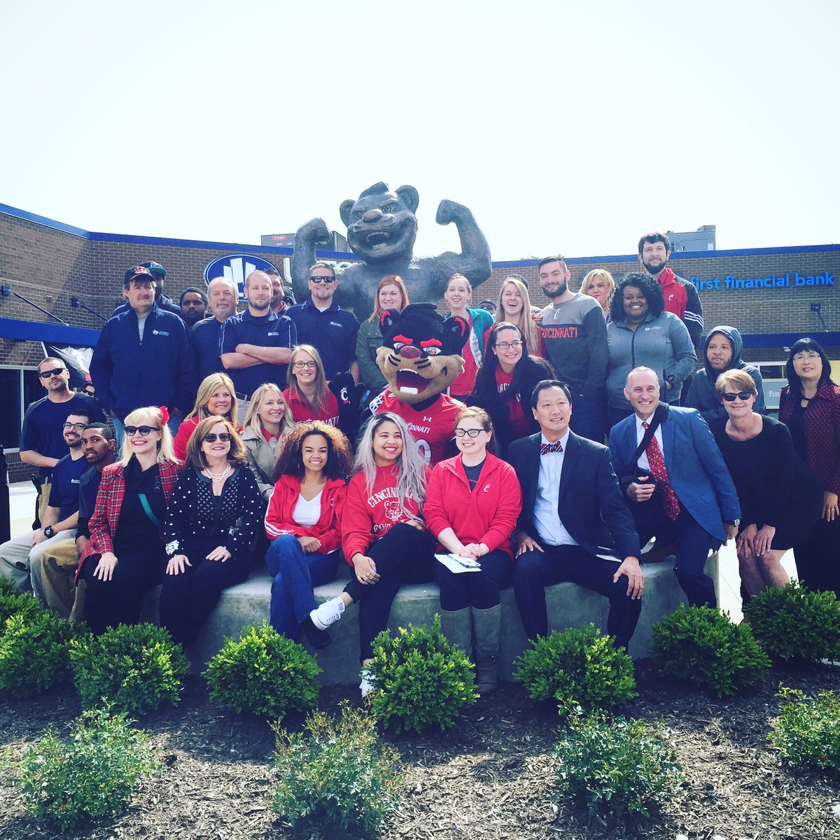 PrezOno's tweet image. BearcatNation welcomes the New Bearcat Statue on Short Vine in Uptown